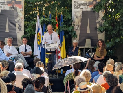 Cérémonie d’ouverture des Rencontres d’Arles 2026 par Christoph Wiesner (au centre) et Aurélie de Lanlay (à droite) — © ActuProvence